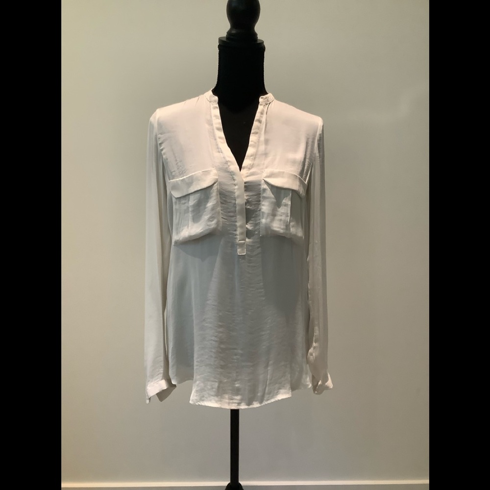 Zara button down shirt for woman it’s in perfect condition.